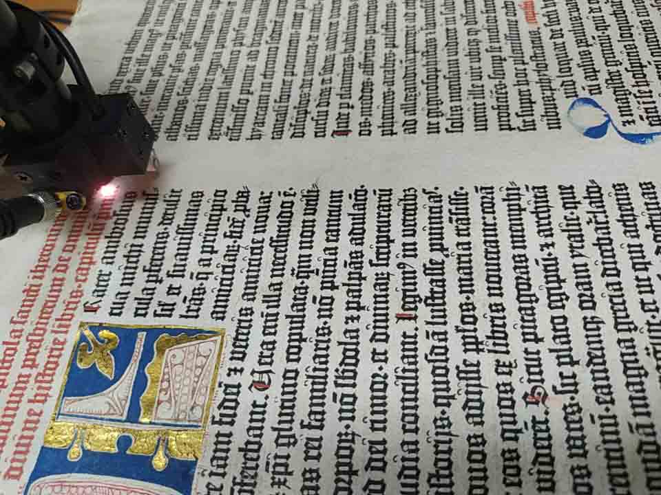 Karta biblii skanowana czerownym laserem