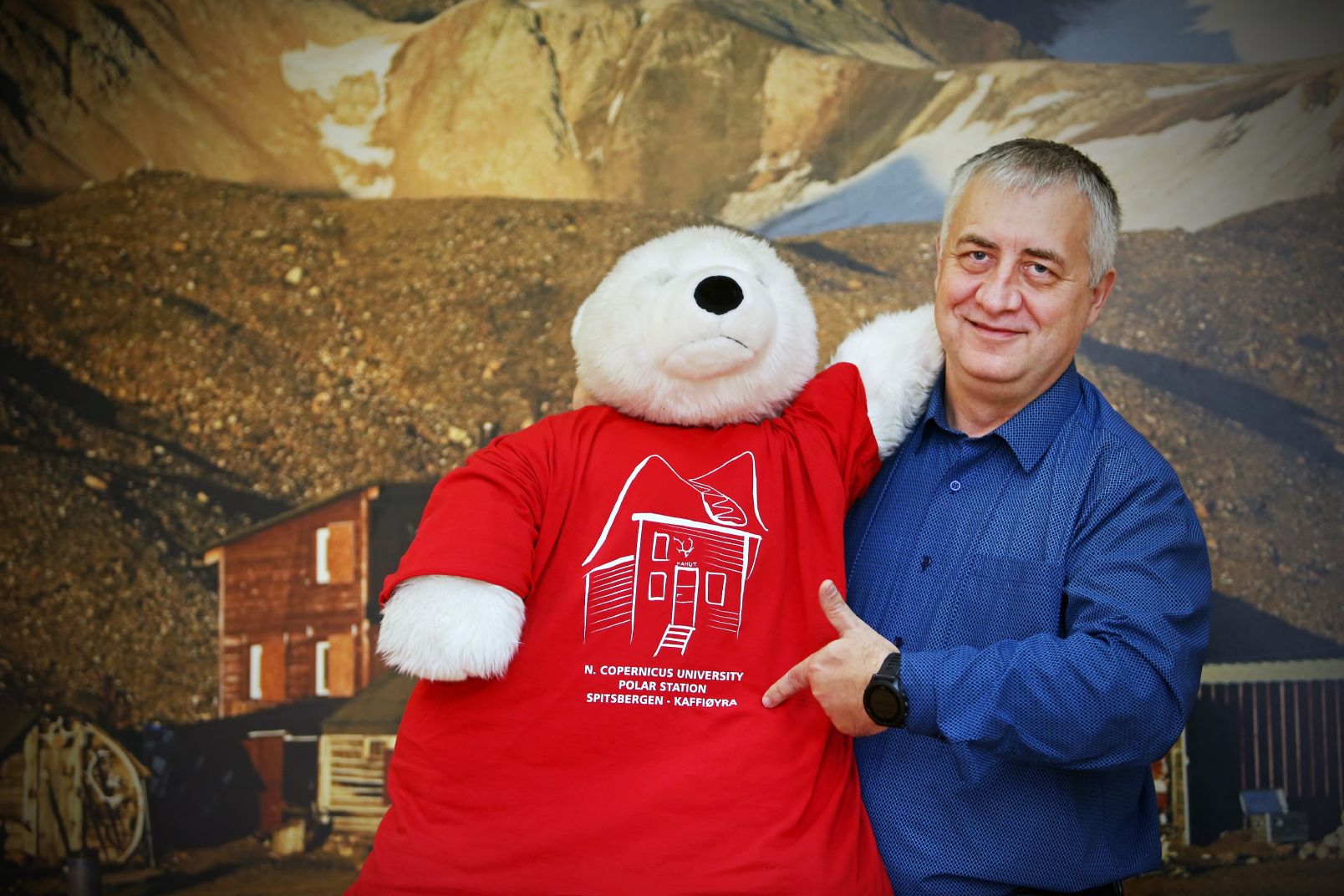 dr hab. Ireneusz Sobota, prof. UMK z dużym, pluszowym, białym niedźwiedziem