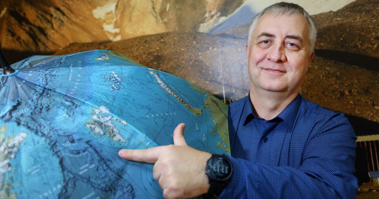 Dr hab. Ireneusz Sobota, prof. UMK dr hab. Ireneusz Sobota, prof. UMK wskazuje na parasolu z mapą świata gdzie leży Spitsbergen