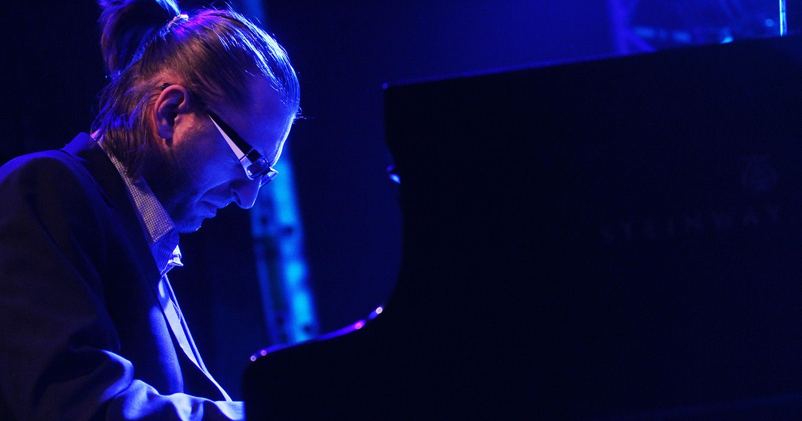 Zdjęcie Leszka Możdżera grającego na fortepianie