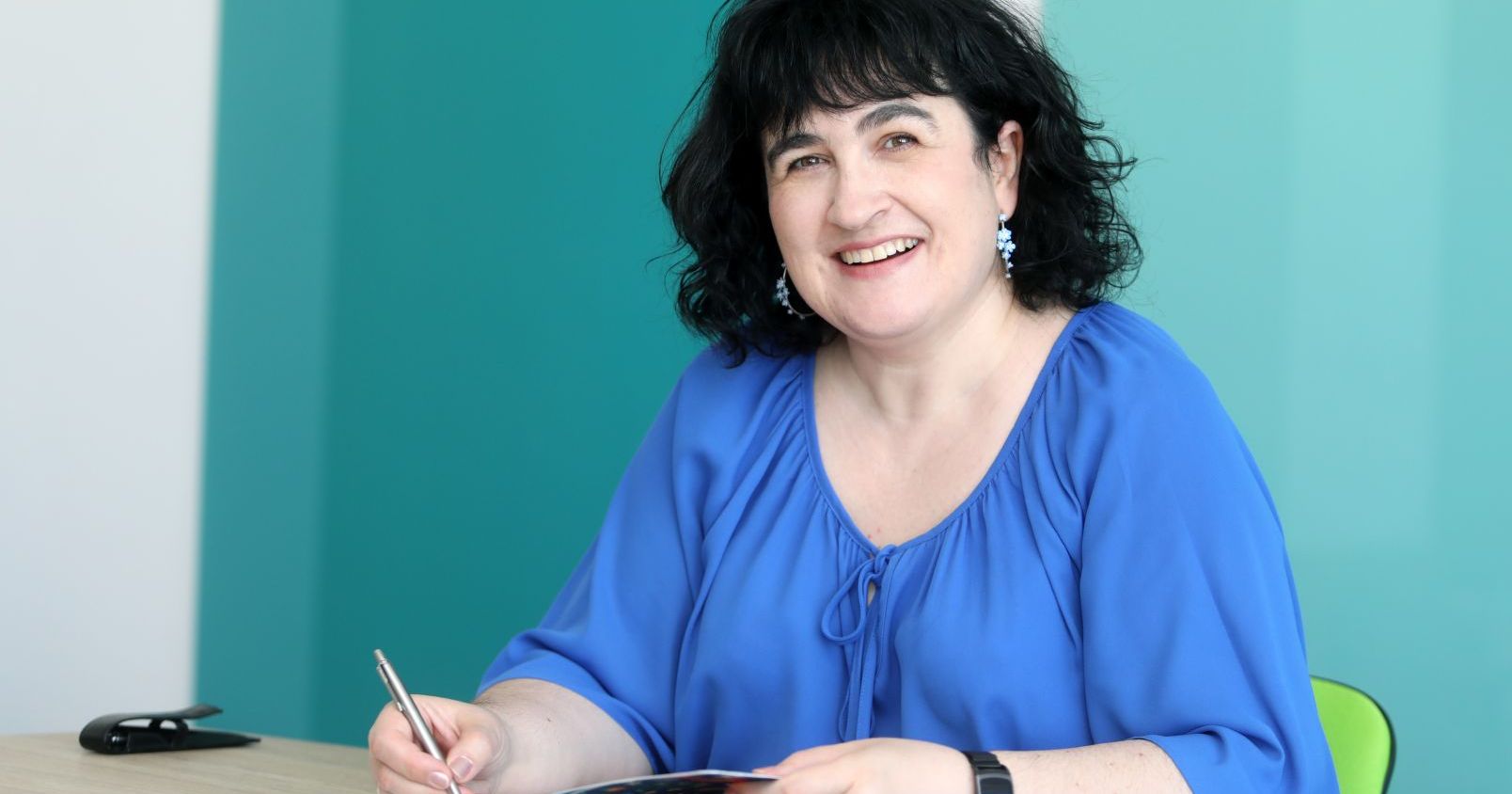 Dr Joanna Karłowska-Pik, dyrektor Ośrodka Analiz Statystycznych Zdjęcie przedstawia dr Joannę Karłowską-Pik siedzącą przy biurku. W prawej ręce trzyma długopis.