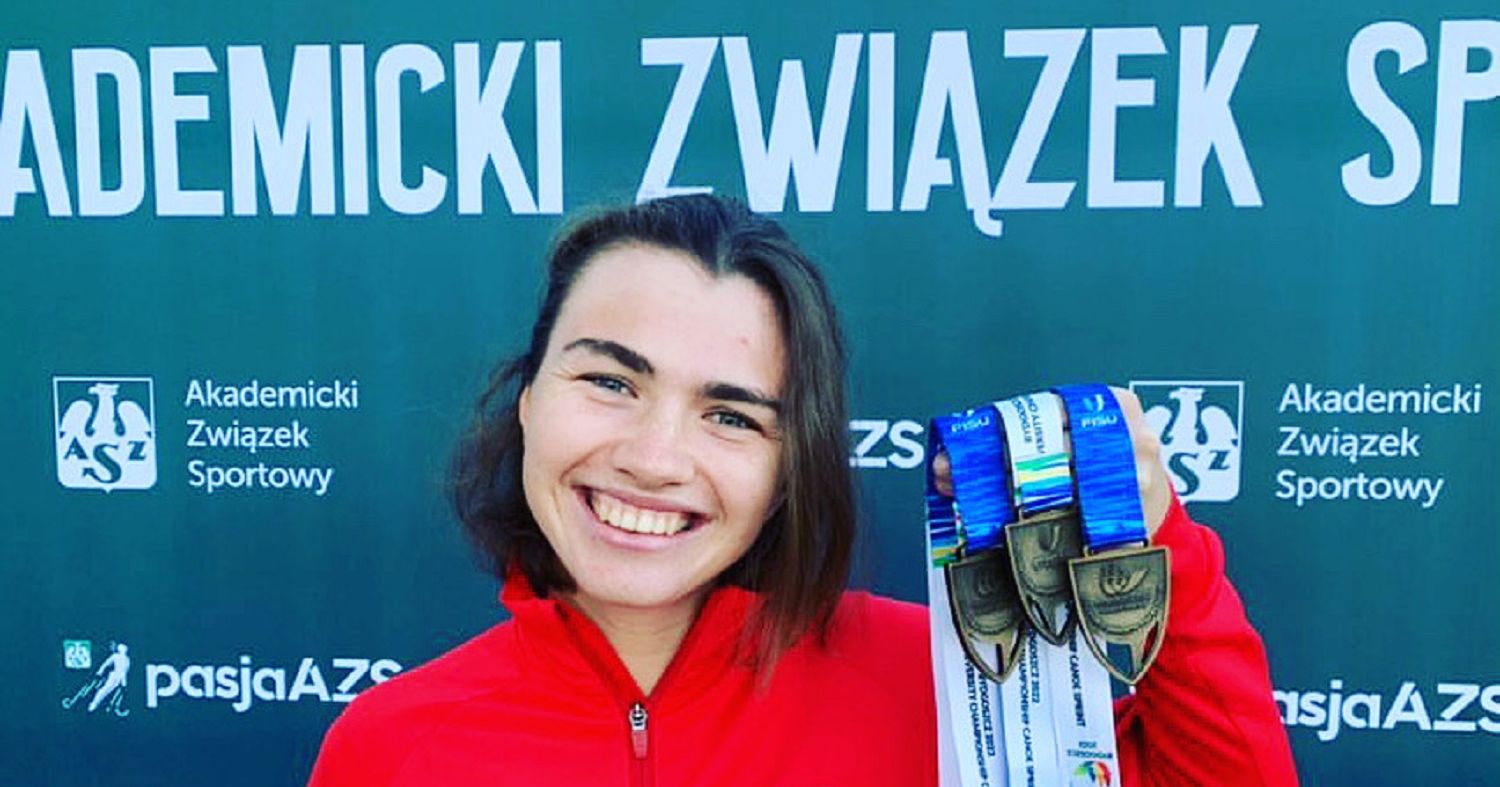 Julia Walczak, Akademicka Mistrzyni Świata w kajakarstwie Julia Walczak trzyma w dłoni trzy złote medale