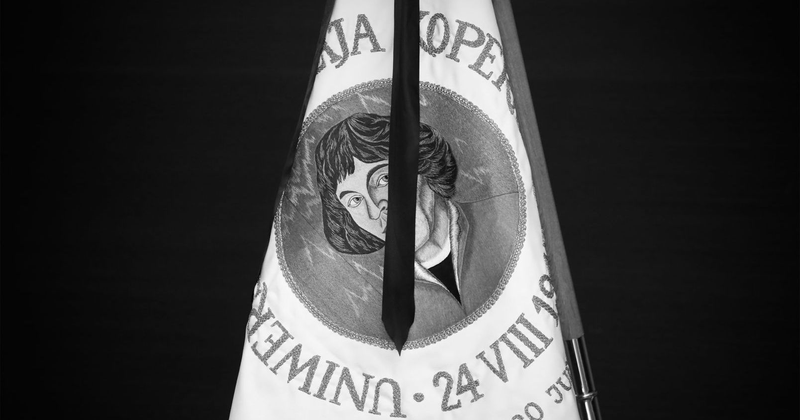  Kir żałobny na sztandarze Uniwersytetu Mikołaja Kopernika