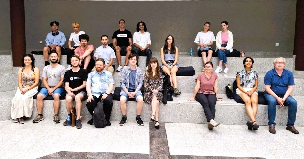 W tym roku w Toruniu goszczą studenci z Chorwacji, Grecji, Korei Południowej, Łotwy, Maroka, Portugalii, Szwecji, Ukrainy, Włoch i USA Zdjęcie grupowe uczestników szkoły letniej