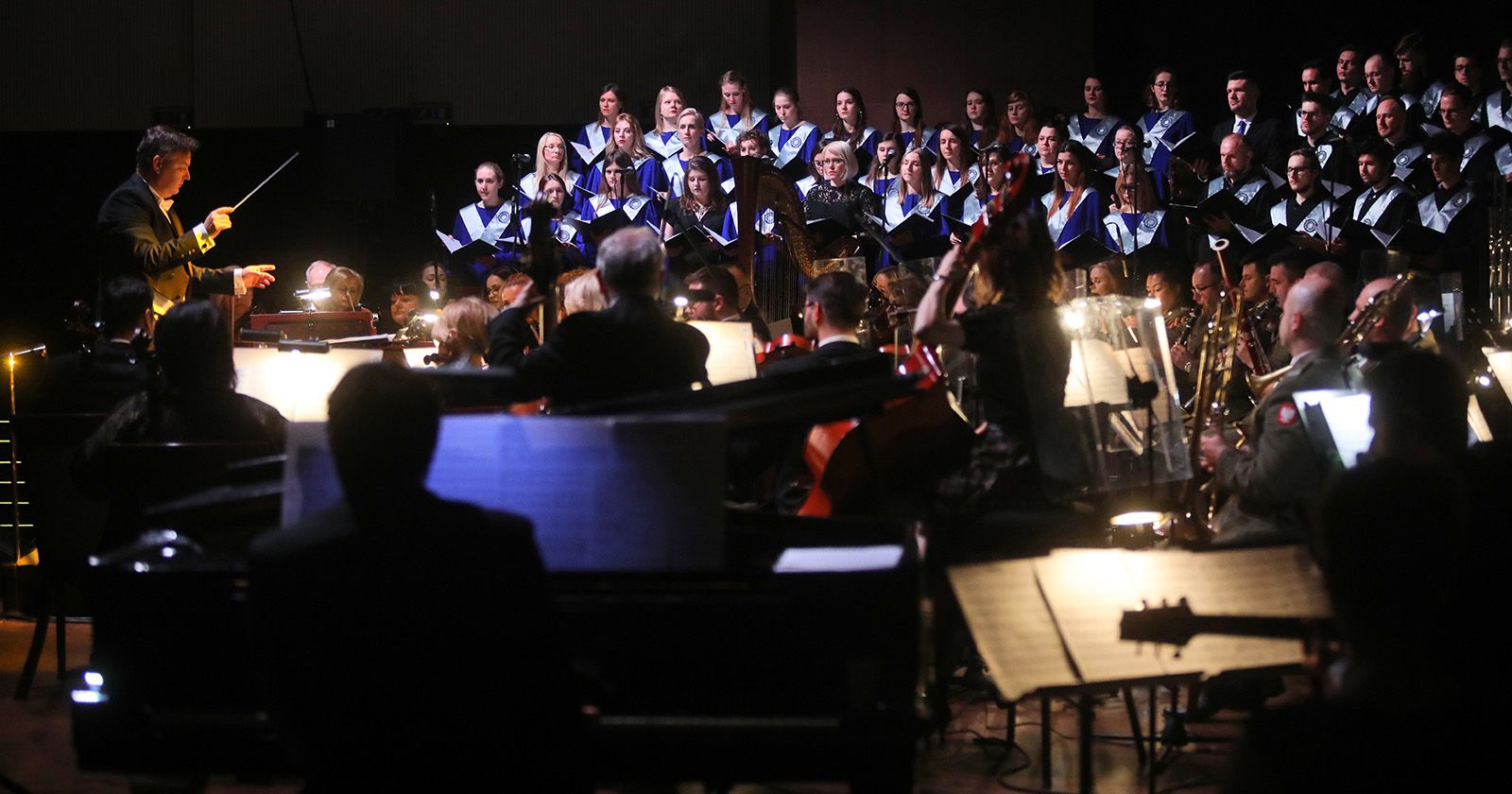 Tradycja koncertów towarzyszących Świętu Uniwersytetu sięga 1984 r. Dyrygent, chór i orkiestra w czasie koncertu