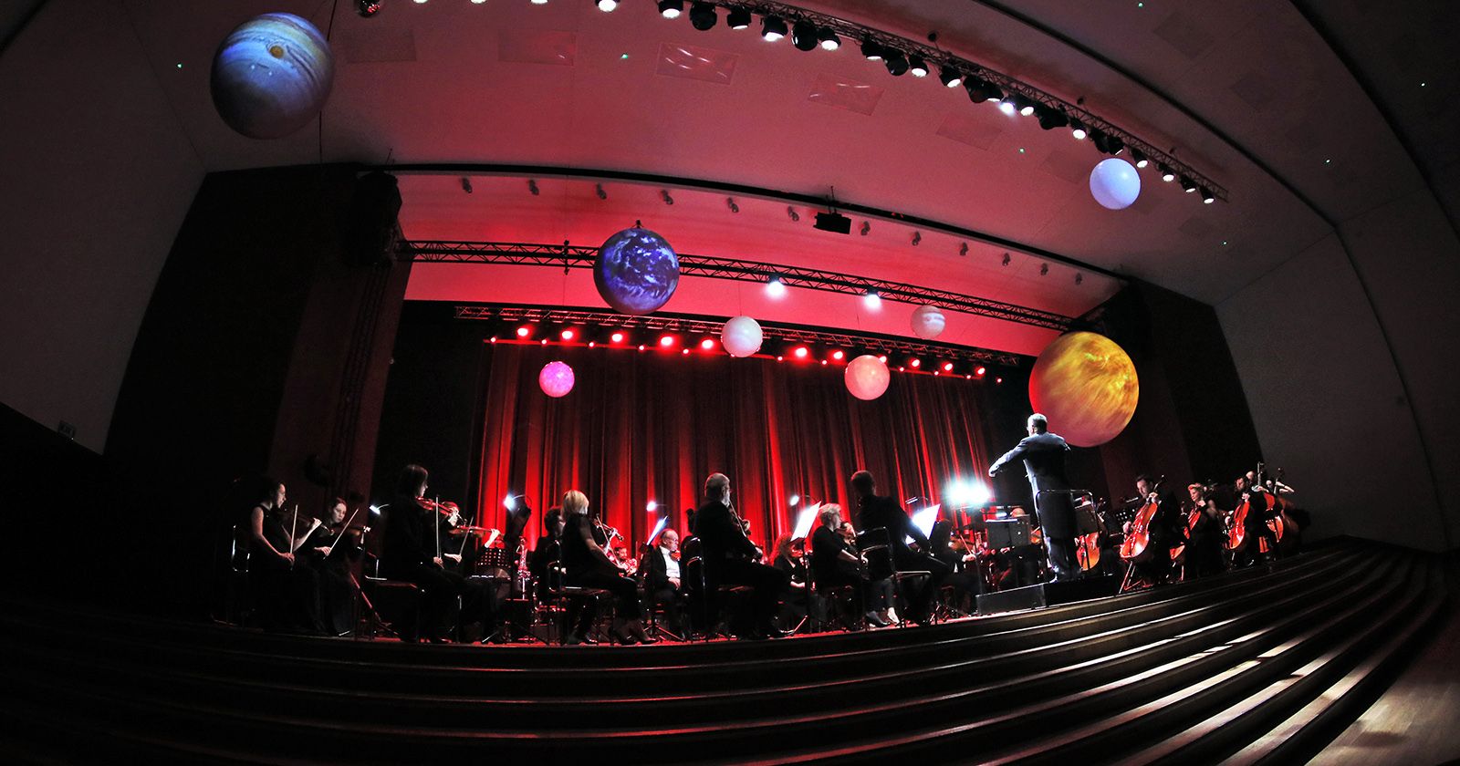 Tradycja koncertów towarzyszących Świętu Uniwersytetu sięga 1984 r. Orkiestra symfoniczna na scenie