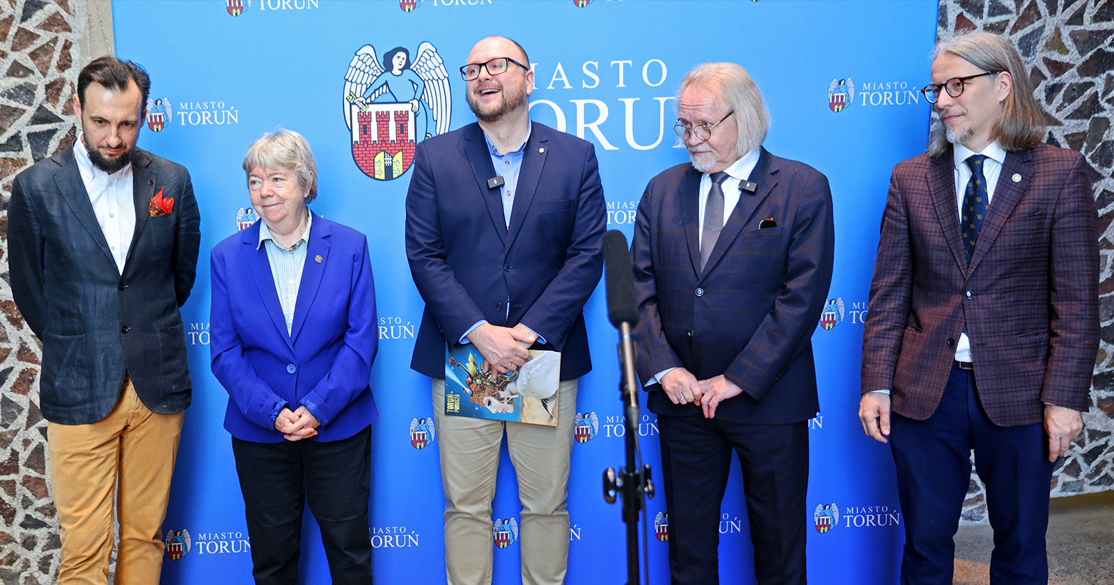 Stoją od lewej: dr hab. Arkadiusz Karwacki, prof. UMK, prof. dr hab. Maria Lewicka, Paweł Gulewski, prof. dr hab. Andrzej Tretyn i dr hab. Adam Kola, prof. UMK Konferencja prasowa. Stoją od lewej: dr hab. Arkadiusz Karwacki, prof. UMK, prof. dr hab. Maria Lewicka, Paweł Gulewski, prof. dr hab. Andrzej Tretyn i dr hab. Adam Kola, prof. UMK