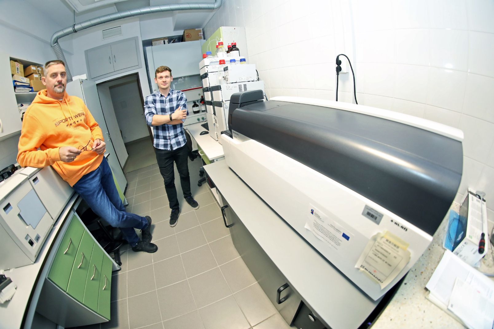 Prof. Krzysztof Jaworski i mgr Mateusz Kwiatkowski przy chromatografie cieczowym sprzężonym ze spektometrem mas
