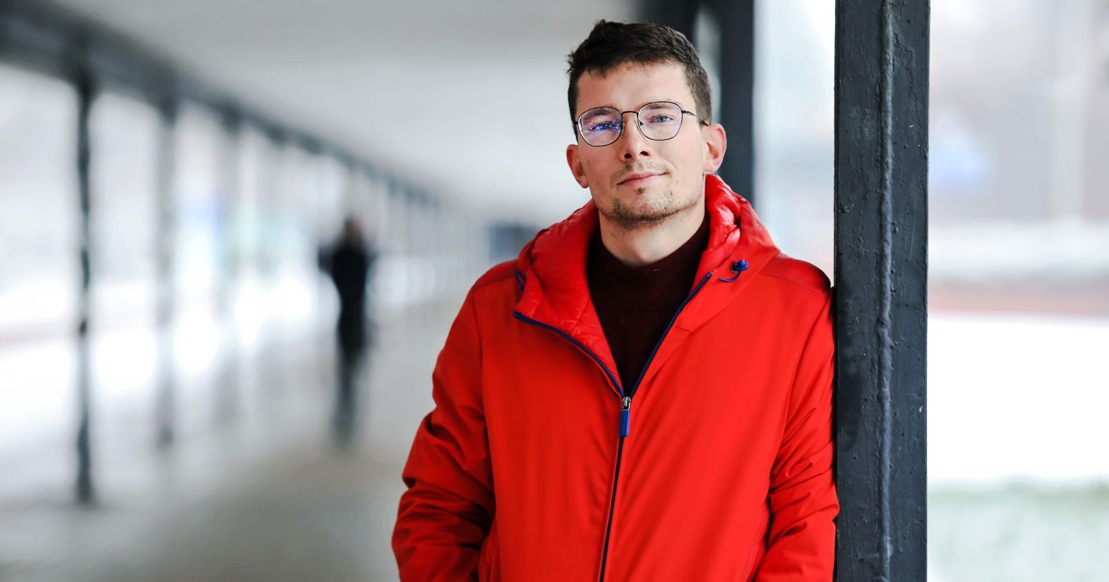 Za swoje wynalazki Krzysztof Lingo zdobył do tej pory kilka nagród w krajowych konkursach Mężczyzna w czerwonej kurtce opiera się ramieniem o słupek