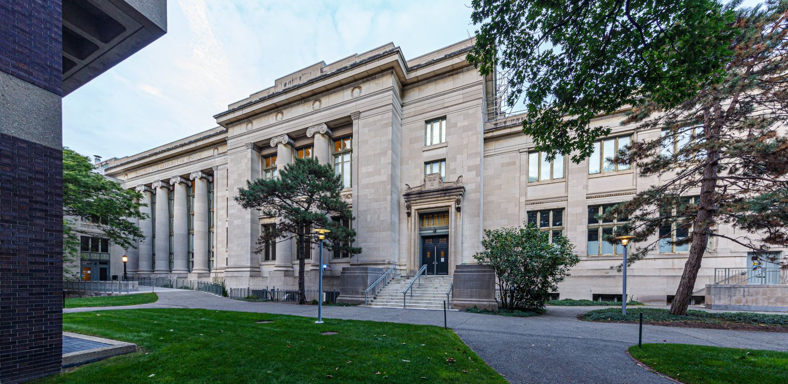 Zdjęcie budynku Langdell Hall, najbardziej charakterystycznego miejsca na kampusie Harvard School of Law