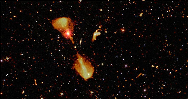 Obraz radiowych galaktyk z głębokiego obrazu LOFAR Elais-N1, nałożony na optyczny obraz nieba Obraz radiowych galaktyk z głębokiego obrazu LOFAR Elais-N1, nałożony na optyczny obraz nieba