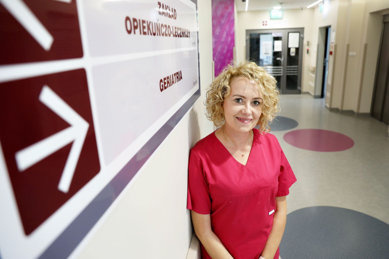 Dr Marta Podhorecka stoi na szpitalnym korytarzu