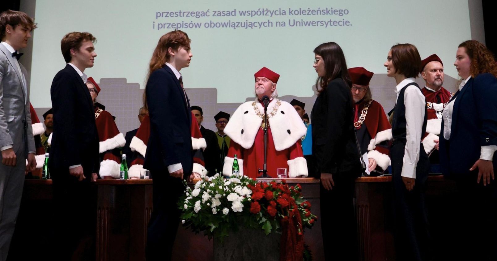 Studenci I roku podchodzą do immatrykulacji. W centrum rektor UMK