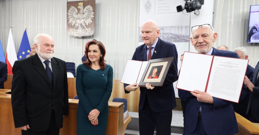 Uchwałę ustanawiającą Rok Mikołaja Kopernika odebrali w senacie rektor UMK prof. Andrzej Sokala oraz prezydent Torunia Michał Zaleski 
