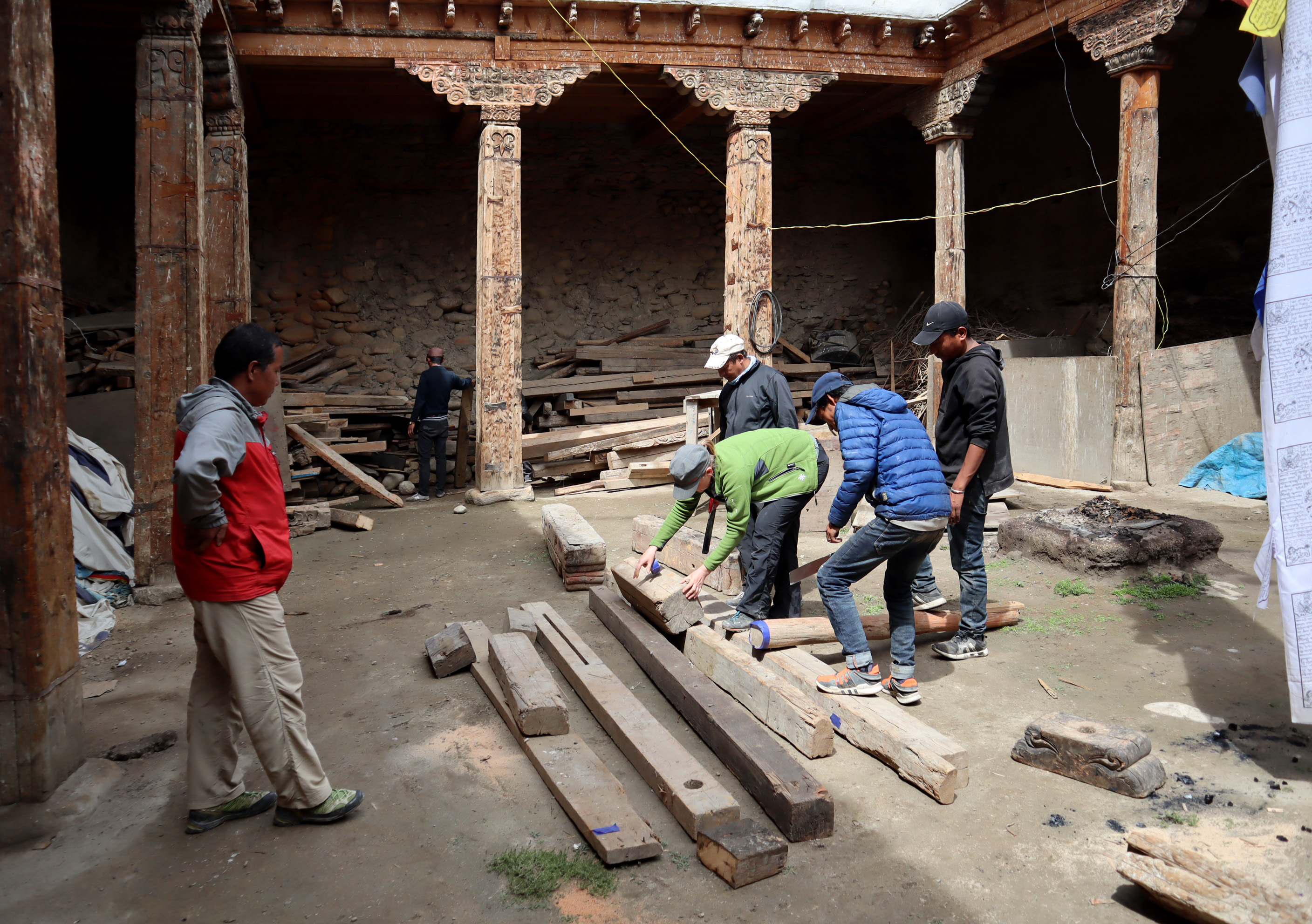 Prace na dziedzińcu klasztoru Jampa Lakhang w Lo Manthang. Pobieranie prób z elementów usuniętych z gompy Thupchen podczas prac konserwatorskich