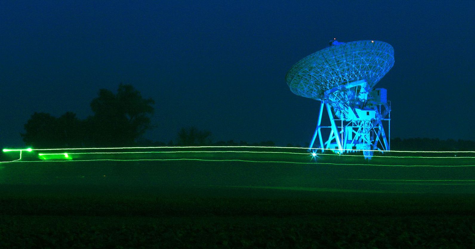 Podwójna okazja do świętowania w podtoruńskich Piwnicach Zdjęcie podświetlonego Obserwatorium Astronomicznego UMK nocą.