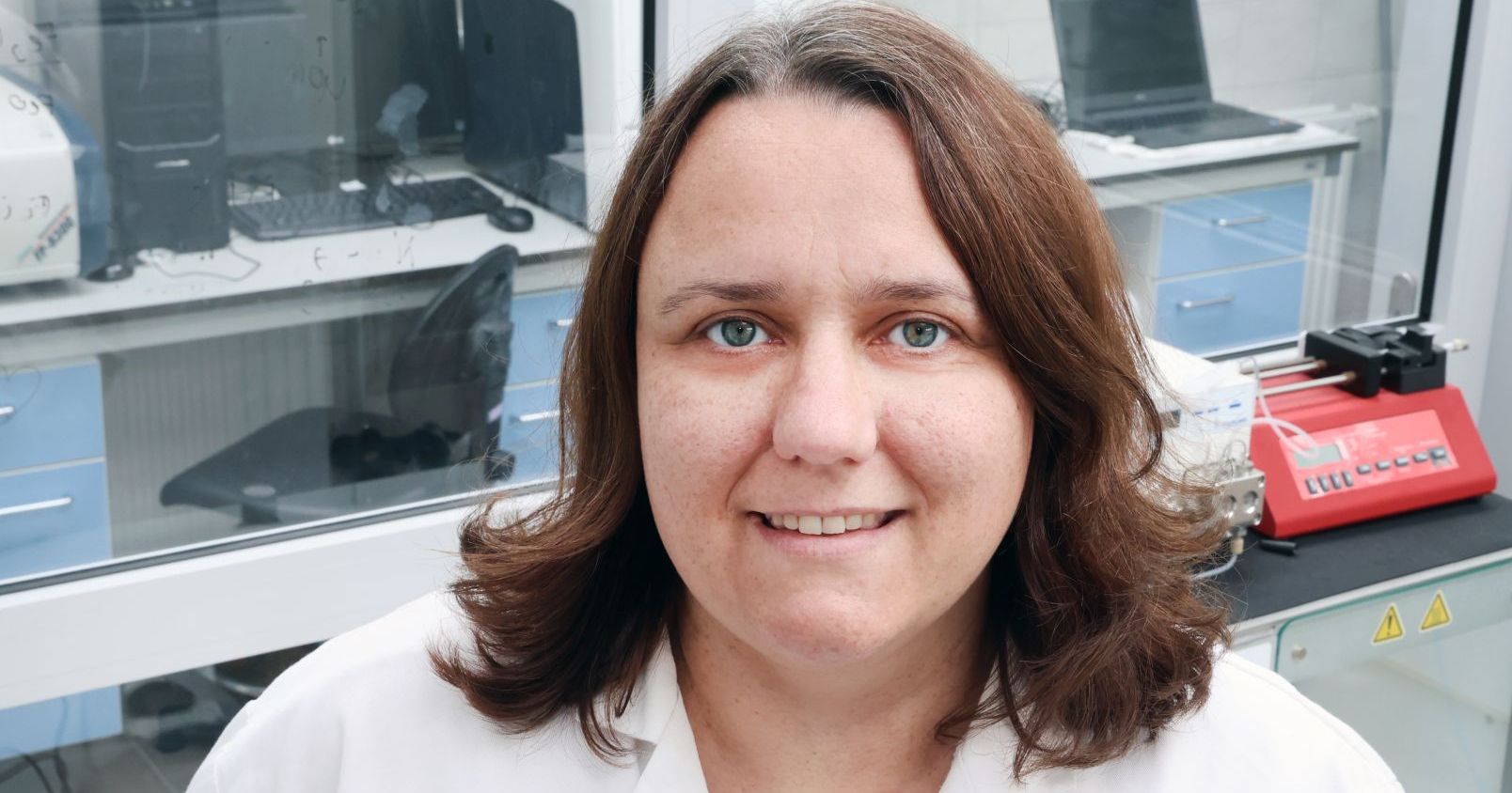 Dr Oleksandra Pryshchepa w ramach nagrodzonego projektu opracuje innowacyjny kosmetyk do pielęgnacji dla osób z atopowym zapaleniem skóry Zdjęcie portretowe dr Oleksandry Pryshchepy. Badaczka stoi na tle urządzeń laboratoryjnych