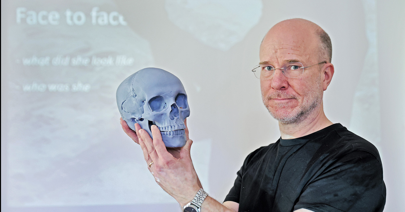 Oskar Nilsson, artysta archeolog specjalizujący się w rekonstrukcji twarzy naszych przodków. Oskar Nilsson trzyma model 3D czaszki tzw. wampirki