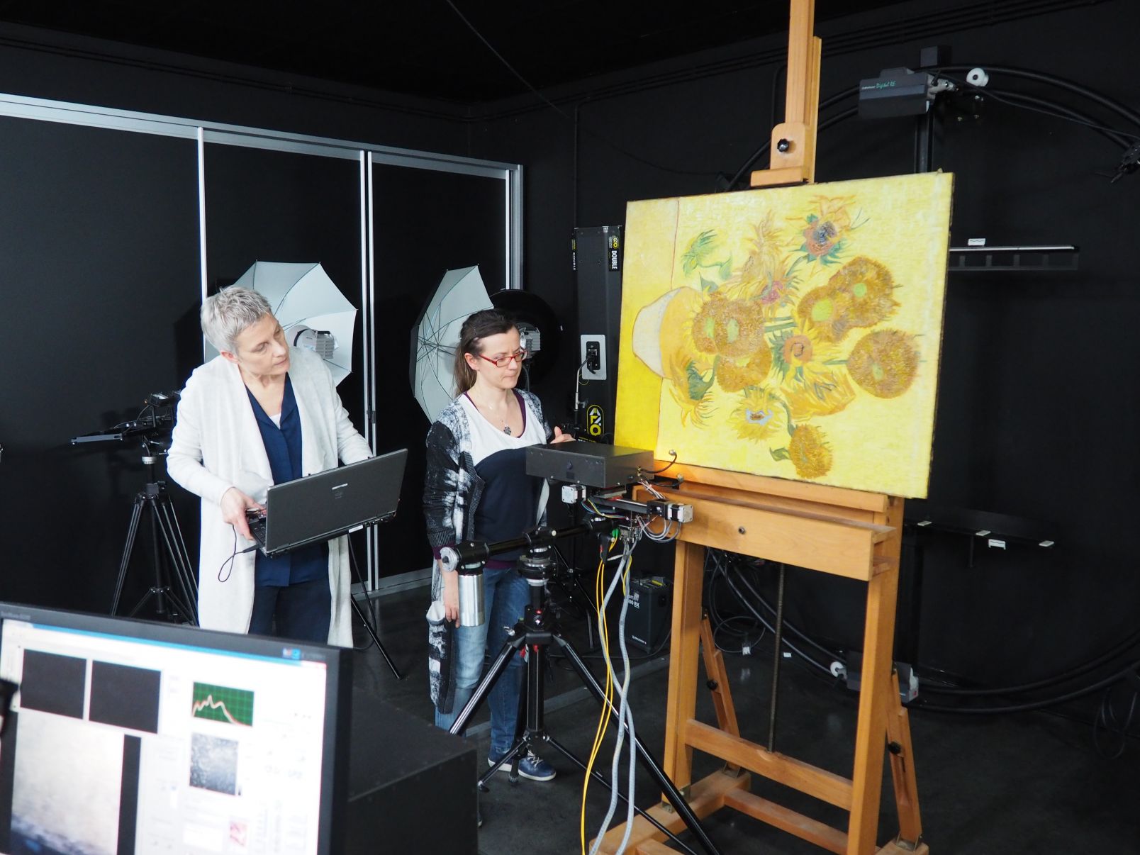 badania OCT obrazu "Słoneczniki" V. van Gogha w Muzeum van Gogha w Amsterdamie, od lewej: prof. Ella Hendrix - Uniwersytet w Amsterdamie, dr hab. Magdalena Iwanicka, prof. UMK - WSzP UMK