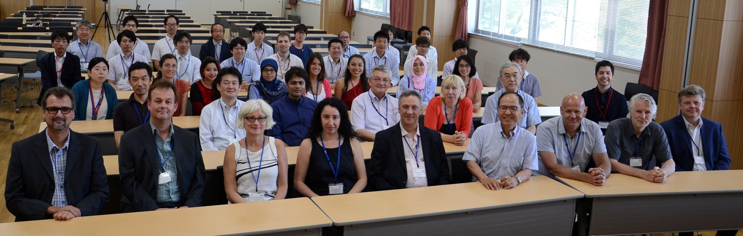 Wspólne zdjęcie siedzących przy stole uczestników organizowanego w Japonii w 2017 r. spotkania poświęconego nanomateriałom