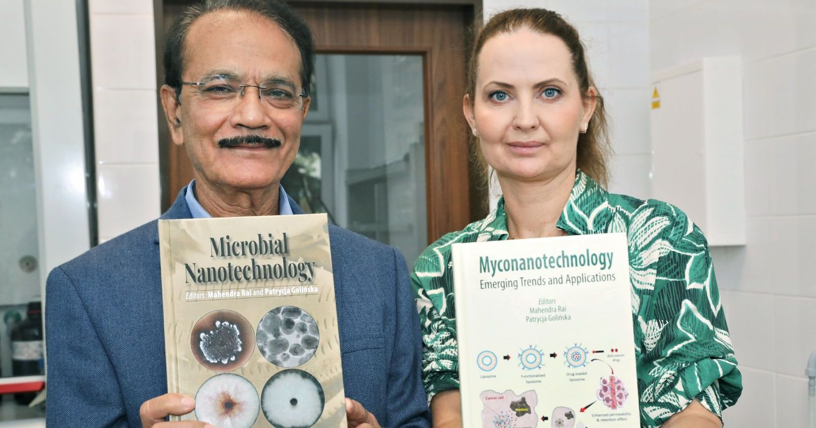 Prof. Mahendra Rai from Sant Gadge Baba Amravati University in India and dr hab. Patrycja Golińska, prof. NCU from Department of Microbiology, Faculty of Biological and Veterinary Sciences of NCU Prof. Mahendra Rai from Sant Gadge Baba Amravati University in India and dr hab. Patrycja Golińska, prof. NCU from Department of Microbiology, Faculty of Biological and Veterinary Sciences of NCU