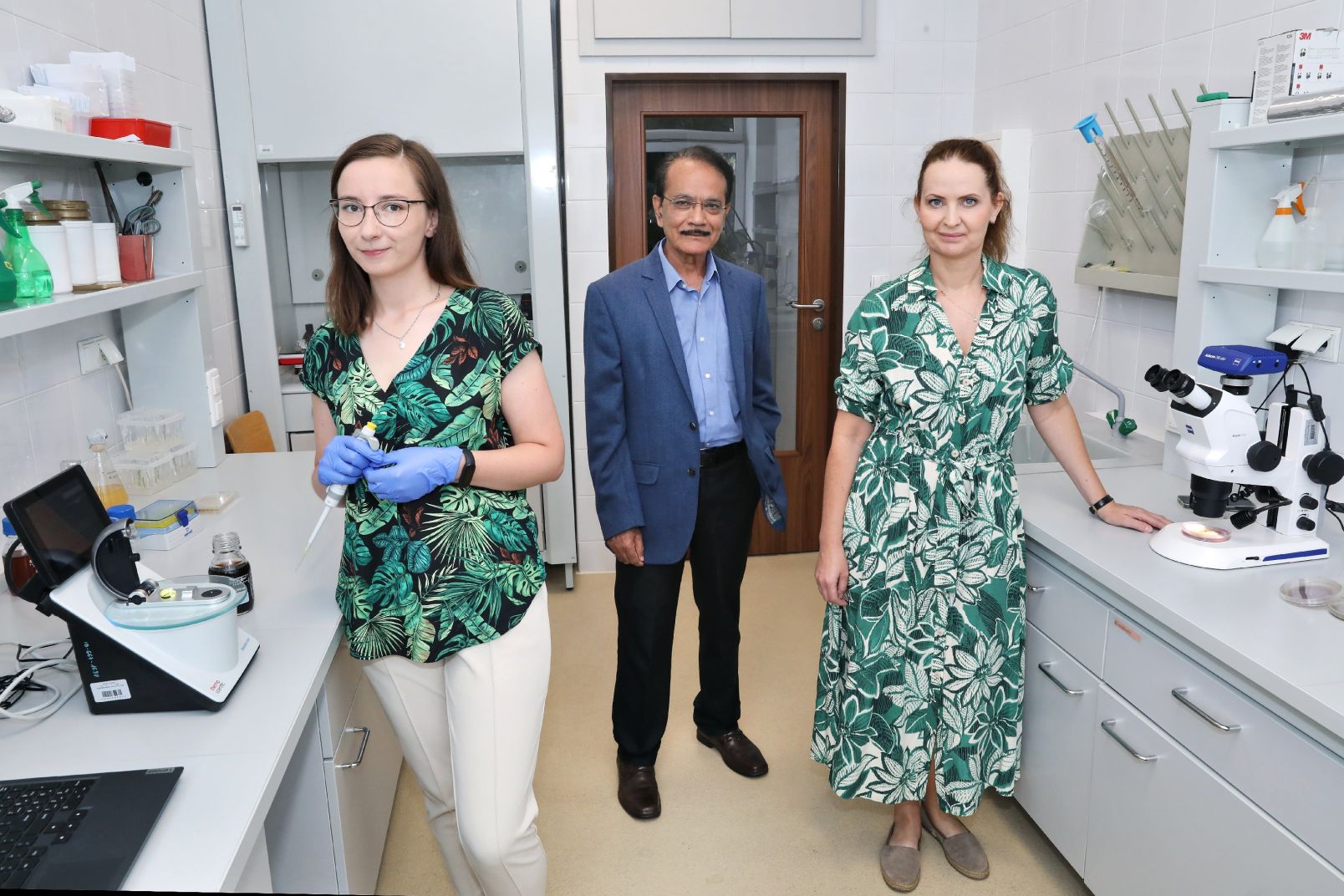 Od lewej stoją w laboratorium: mgr Joanna Trzcińska-Wencel, doktorantka szkoły AST UMK, prof. Rai i prof. Golińska