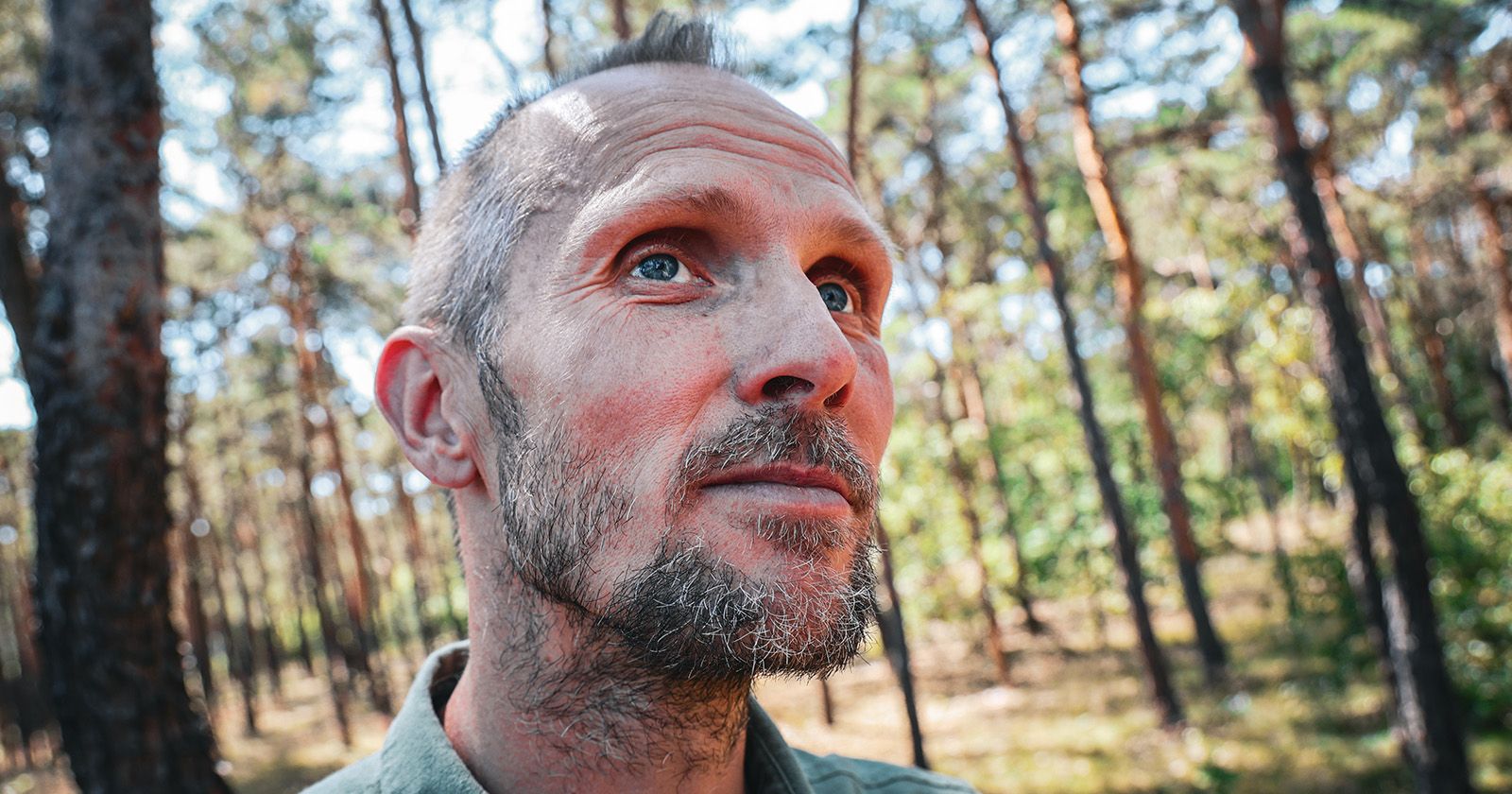 Dr hab. inż. Piotr Sewerniak, prof. UMK z Katedry Nauk o Glebie i Ekologii Krajobrazu na Wydziale Nauk o Ziemi i Gospodarki Przestrzennej UMK Zbliżenie na twarz prof. Piotra Sewerniaka, w tle las sosnowy