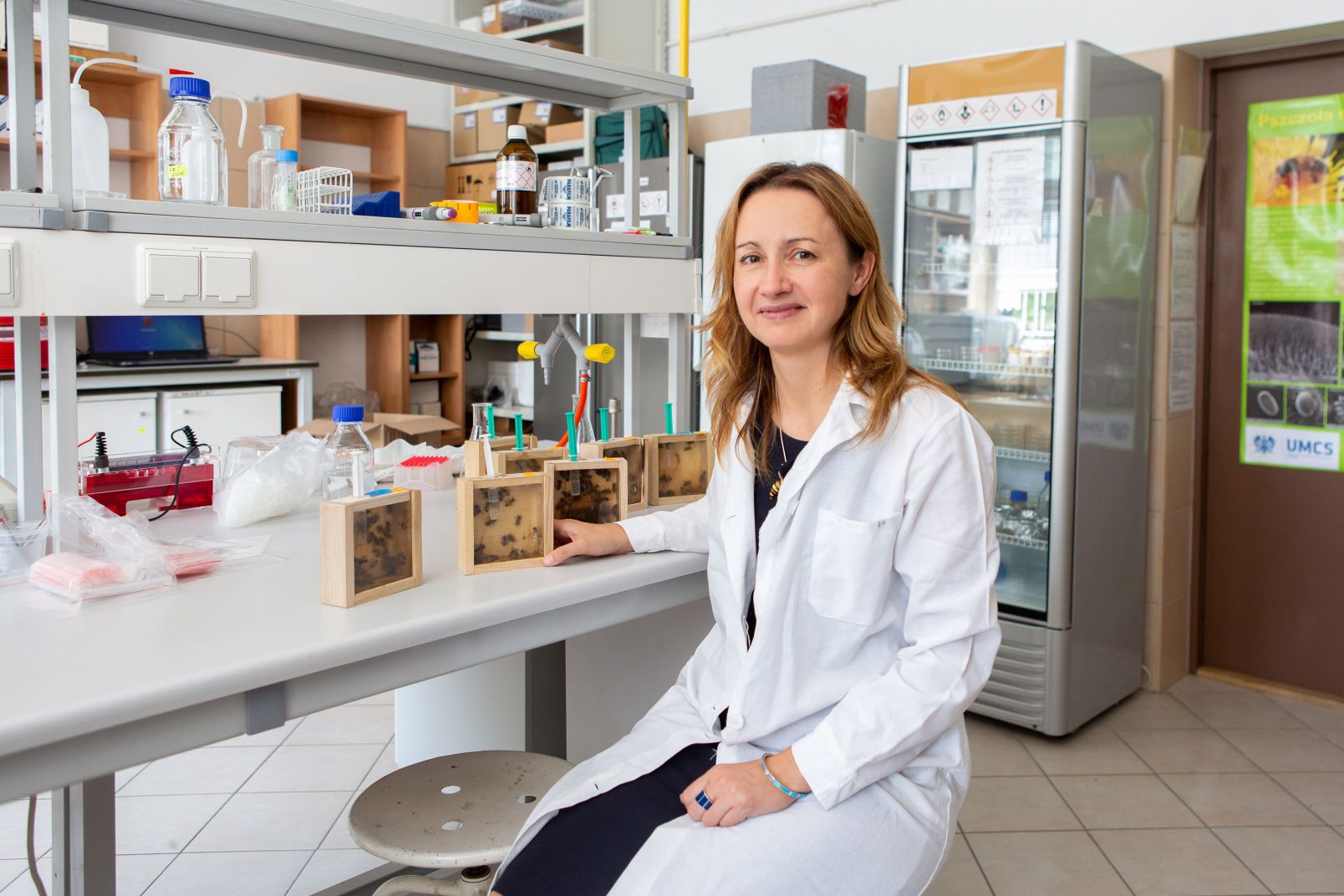 dr hab. Aneta Ptaszyńska, prof. UMCS siedzi przy stole w laboratorium