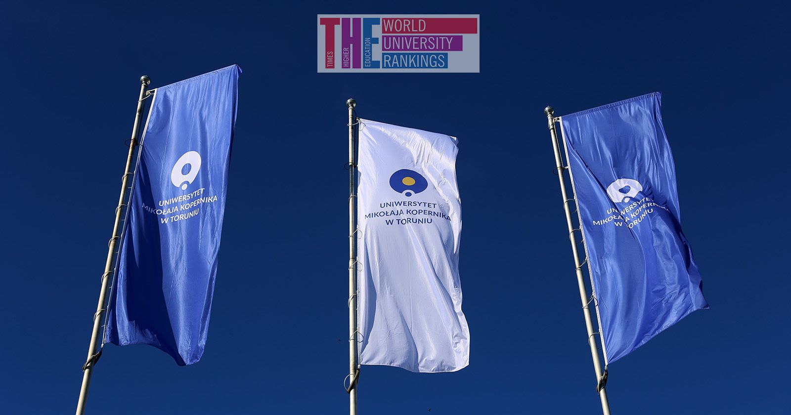  Flagi z logo UMK oraz grafika Rankingu THE