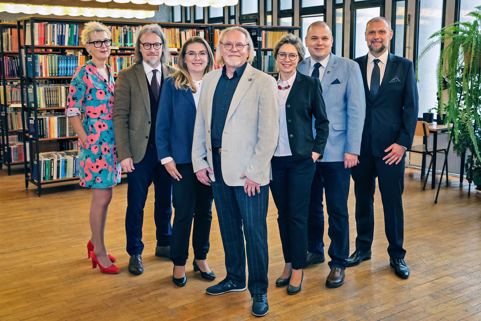 Na zdjęciu od lewej: Magdalena Barwiołek, Adam Kola, Monika Wałachowska, Andrzej Tretyn, Joanna Kucharzewska, Radosław Sojak i Dariusz Grzanka. Kolegium rektorskie stoi na tle regałów z książkami