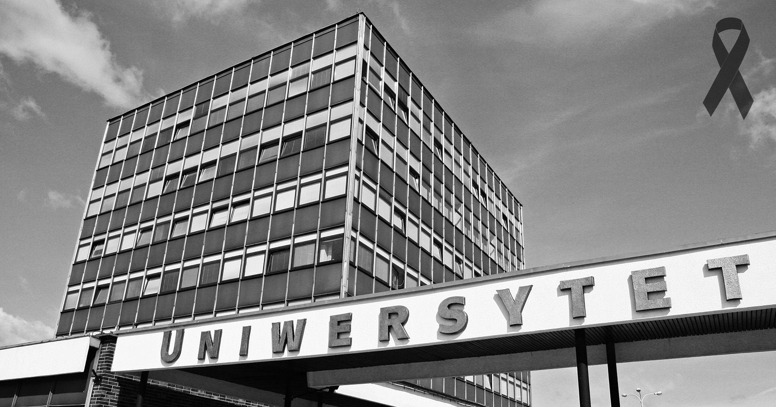 Czarno-białe zdjęcie rektoratu UMK. Widooczny jest napis Uniowersytet. Dodana czarna wstążka na znak żałoby.