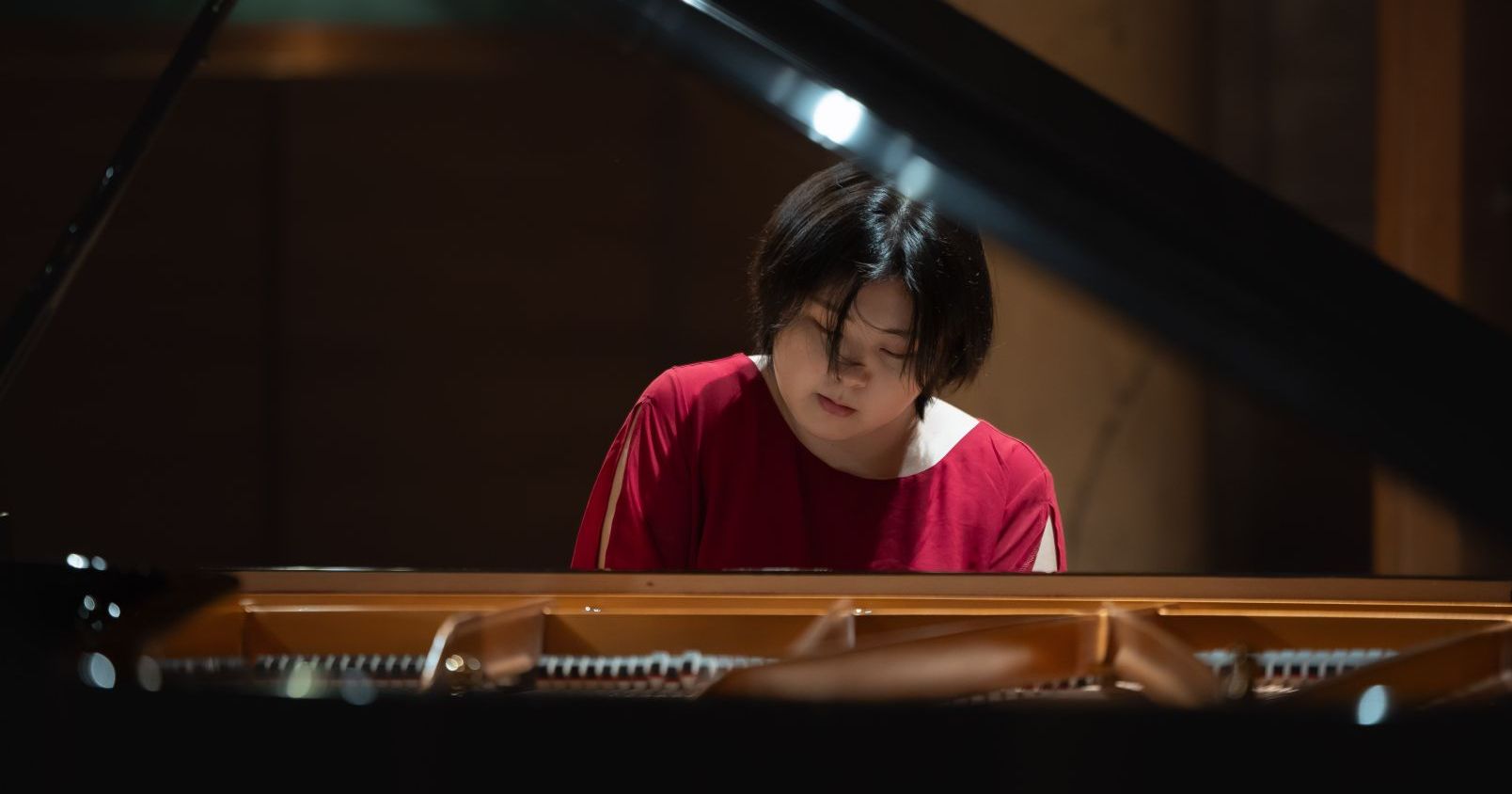 Korean pianist Hyunjin Raoh at the piano
