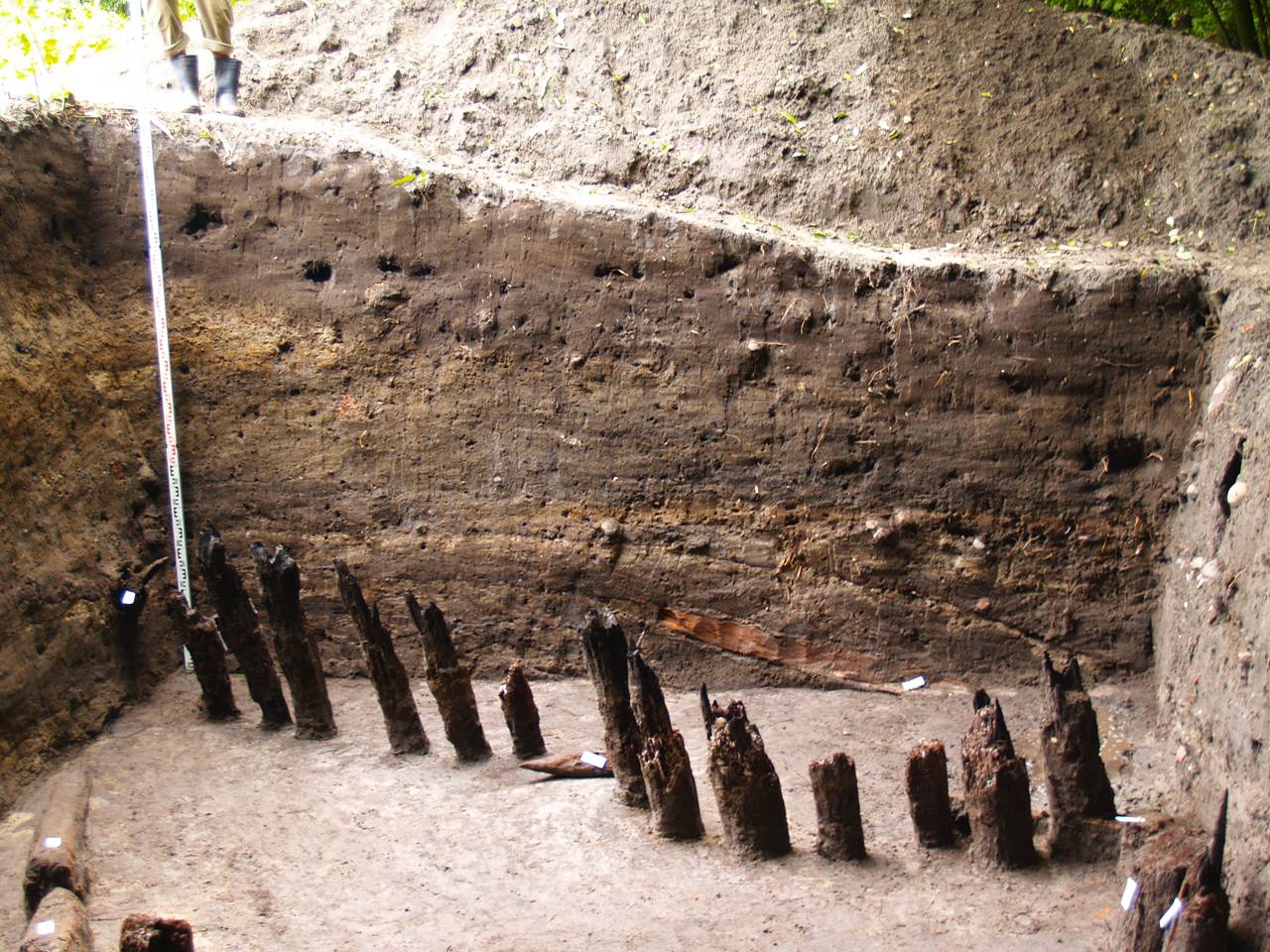 Widok na odsłonięte pale szyi bramy prowadzącej do osiedla