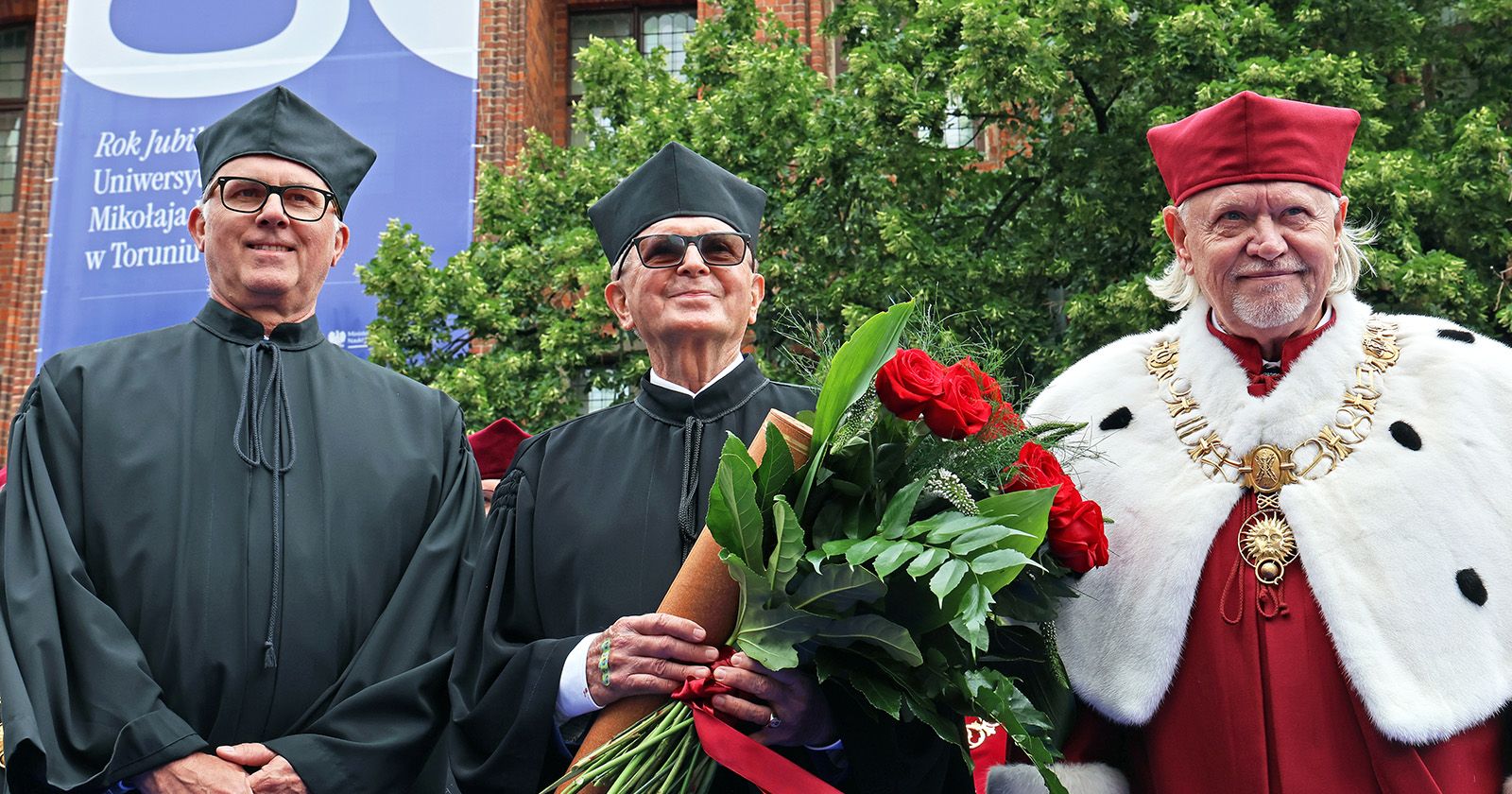 Wyróżnienie prof. Aleksandrowi Wolszczanowi wręczył rektor prof. Andrzej Tretyn, a laudację wygłosił wygłosił prof. Andrzej Niedzielski Na zdjęciu od lewej: prof. Andrzej Niedzielski, prof. Aleksander Wolszczan i rektor prof. Andrzej Tretyn. W tle ratusz staromiejski