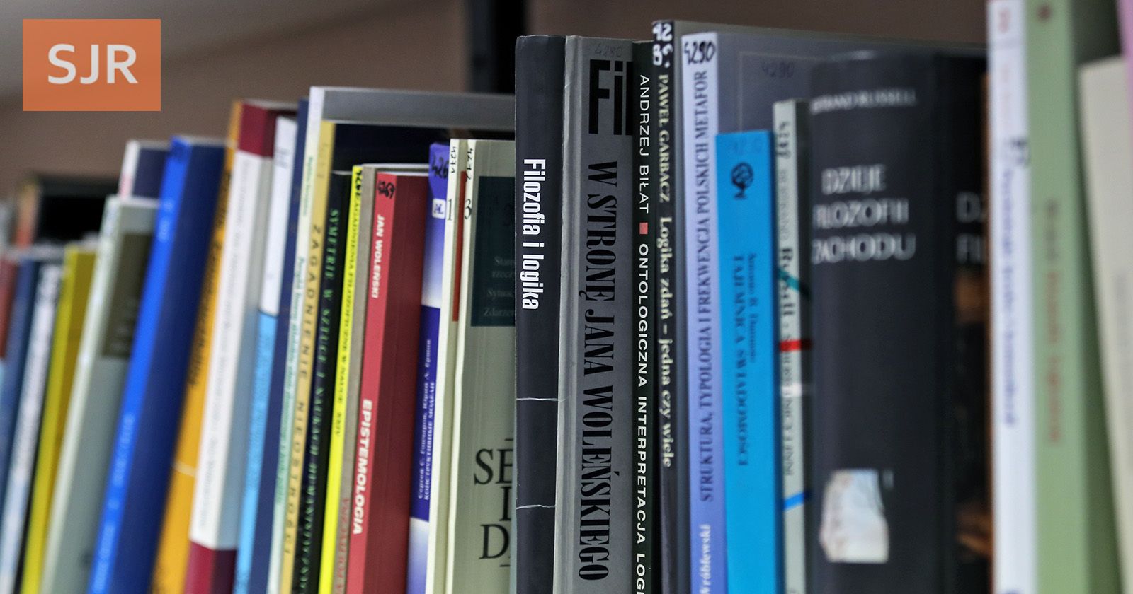 Do najbardziej wpływowych na świecie czasopism z UMK należą "Logic and Logical Philosophy", "Scientia et Fides" oraz "Bulletin of Geography. Socio-economic Series" Książki i czasopisma stojące na regale. W lewym górnym rogu widnieje logo Scientific Journal Ranking