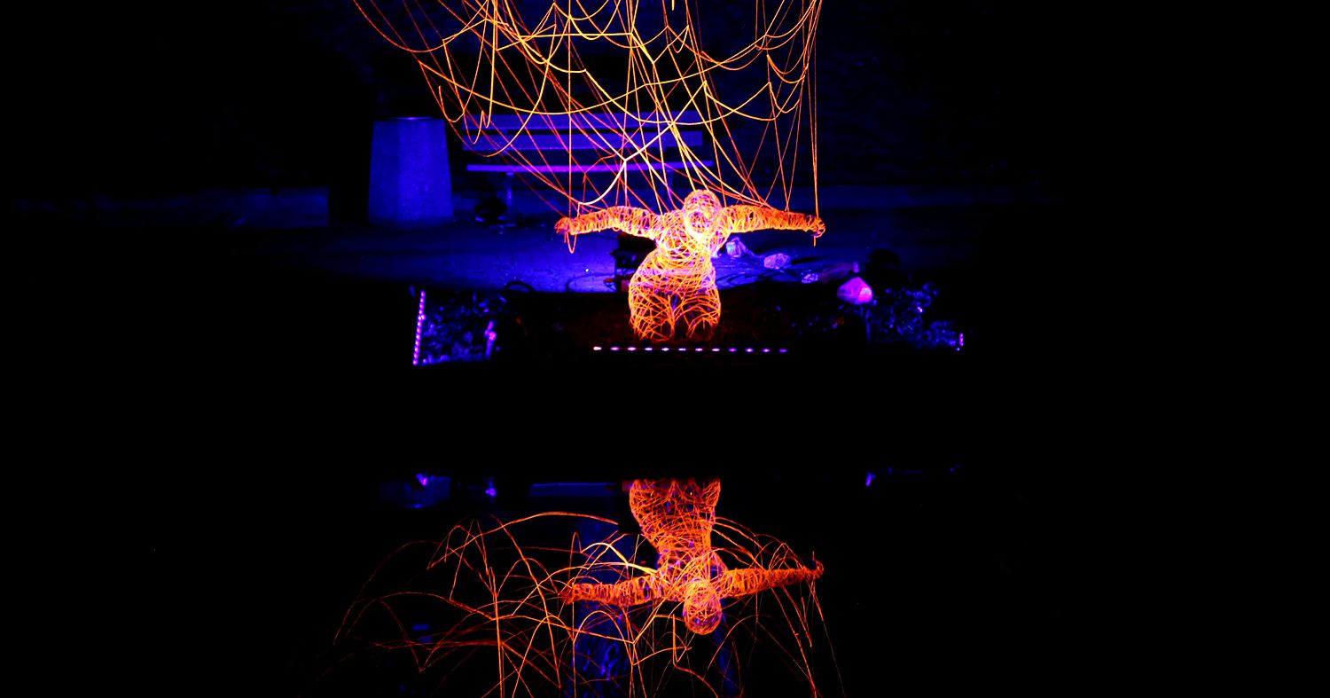 Instalacja "Lustro" autorstwa Marcina Molendowskiego Jedna z instalacji na tegorocznym festiwalu Bella Skyway, przedstawia świetlną iluminację człowieka spętanego sznurami
