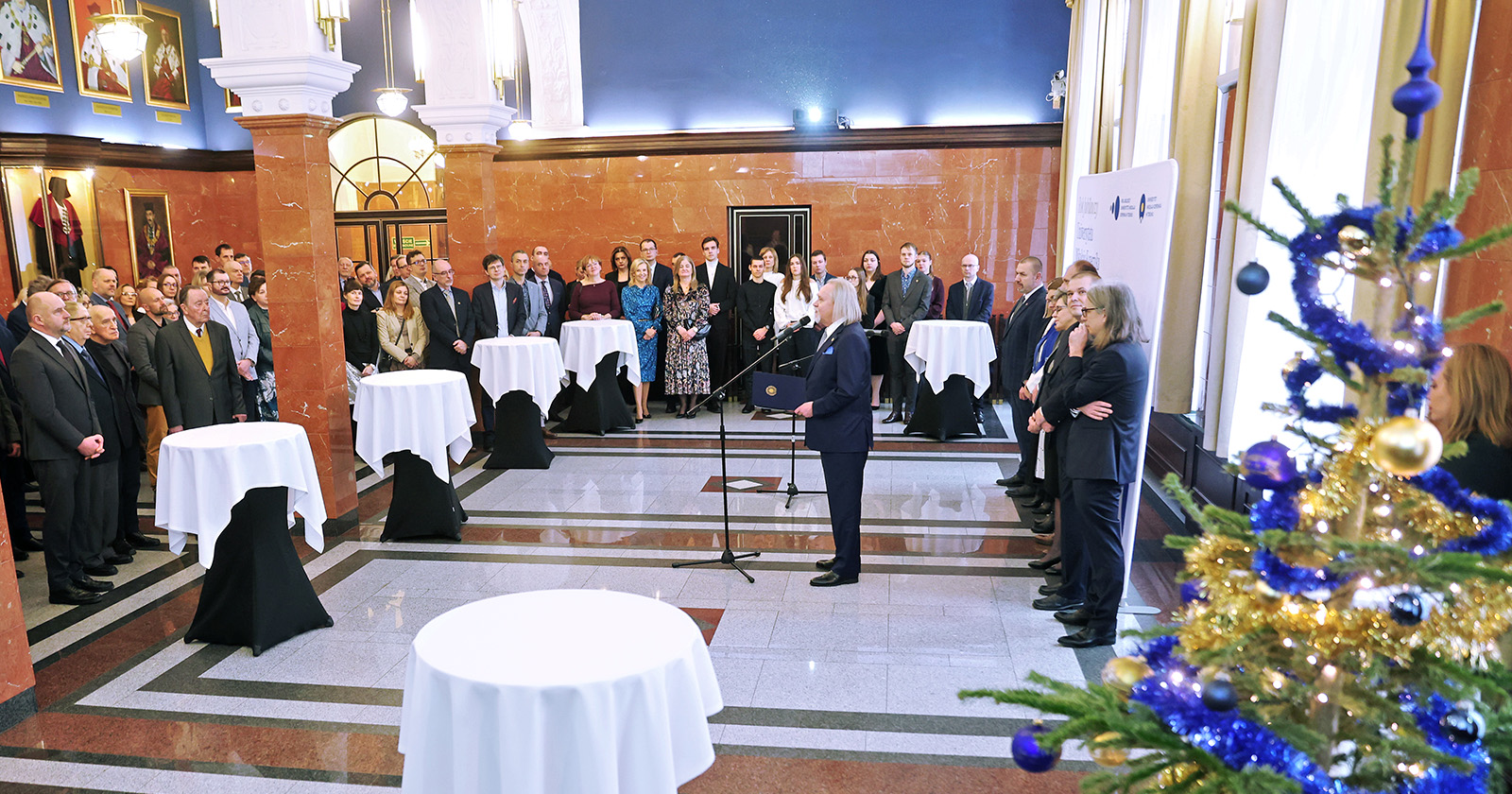 Photo of the New Year's meeting participants in the halls of the Collegium Maximum of the NCU