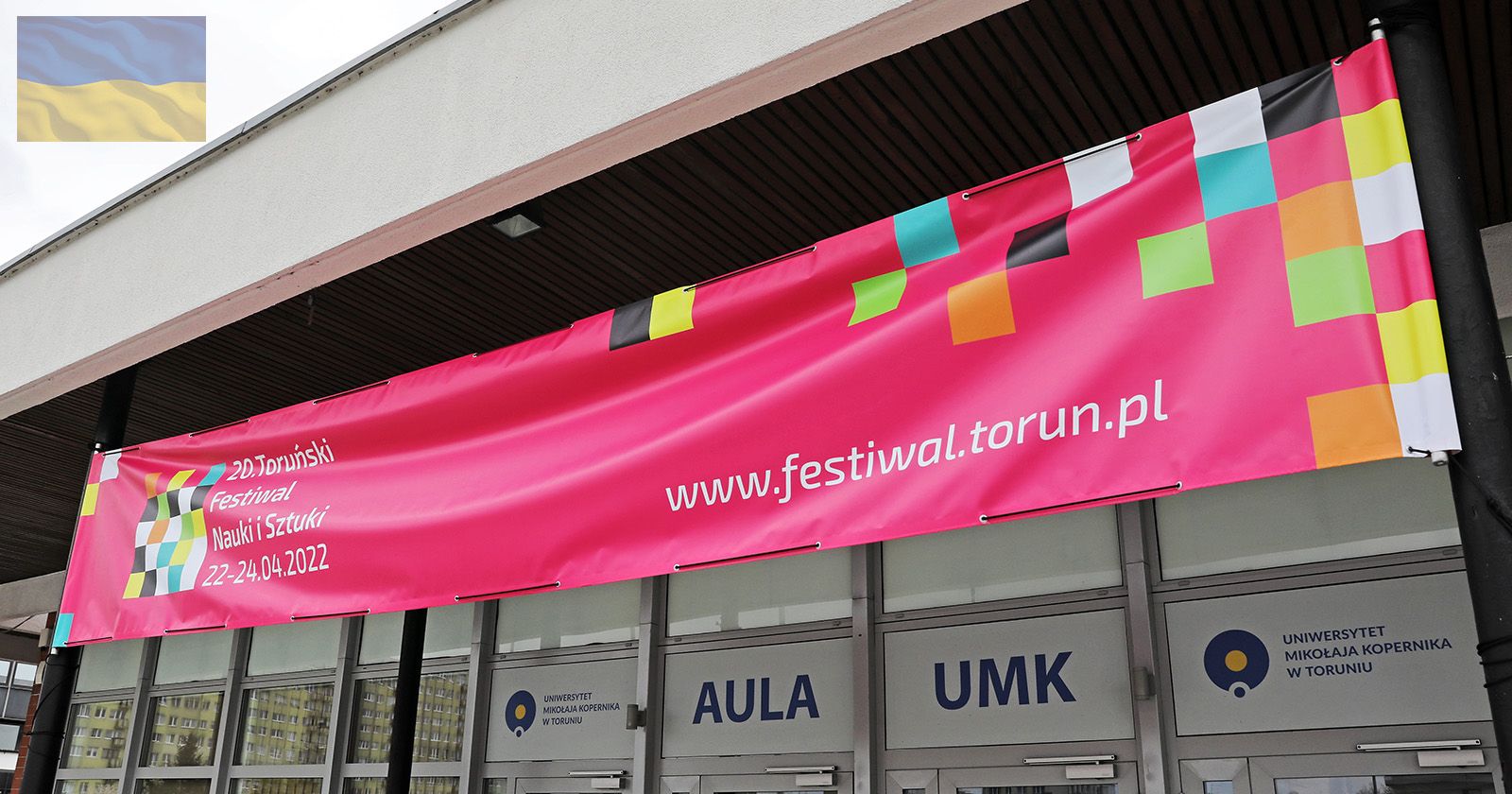  Baner Toruńskiego Festiwalu Nauki i Sztuki zawieszony przed Aulą UMK