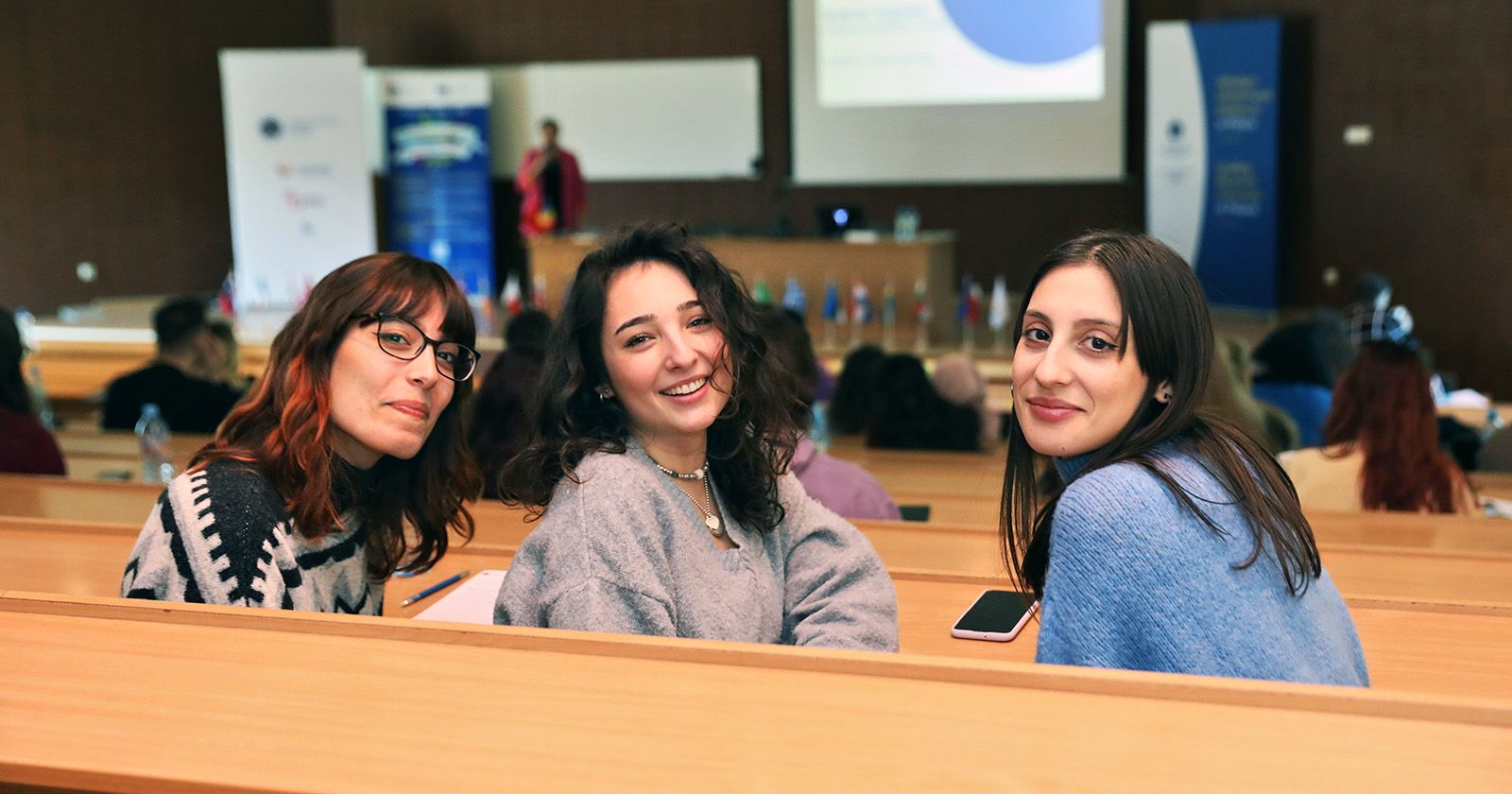 Tydzień Orientacyjny potrwa do 7 marca 2023 r. Trzy dziewczyny podczas jednego z wykładów na Wydziale Nauk Ekonomicznych i Zarządzania