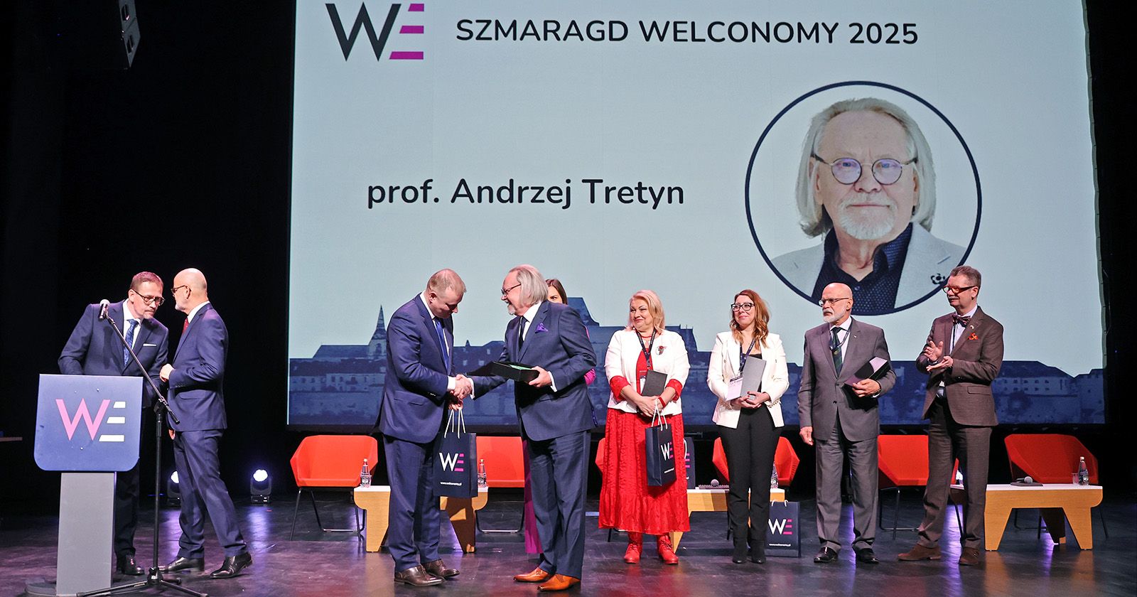 Rektor UMK prof. dr hab. Andrzej Tretyn został laureatem Szmaragdu Welconomy