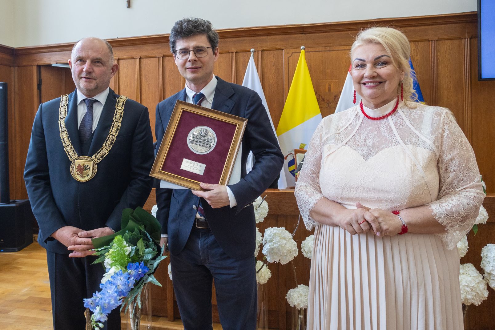 Marszałek województwa, przewodnicząca sejmiku województwa i dziekan Wydziału Filozofii i Nauk Społecznych pozują do zdjęcia po wręczeniu nagrody
