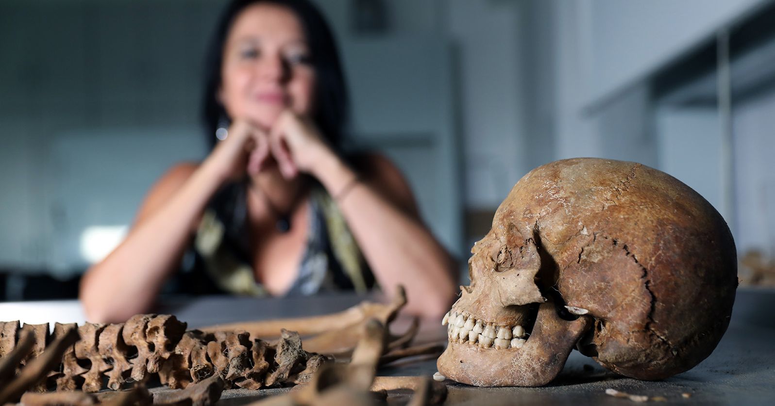 Szkielet kobiety odnaleziony w Pniu na stole sekcyjnym. W tle archeolog dr Alicja Drozd-Lipińska
