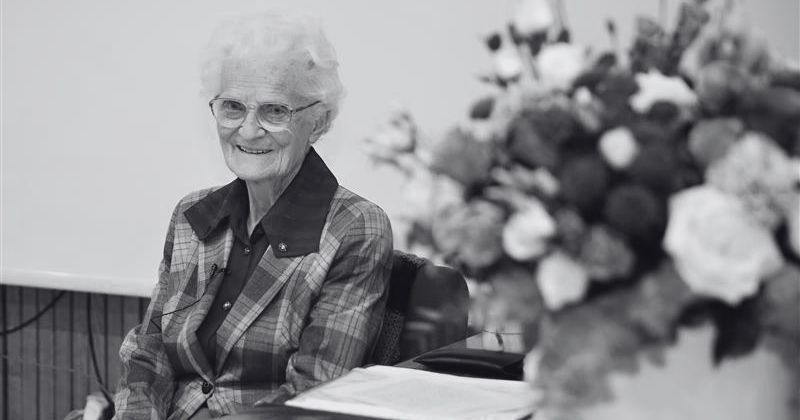 Dr Cecylia Iwaniszewska, obok wazon z kwiatami, zdjęcie czarno-białe