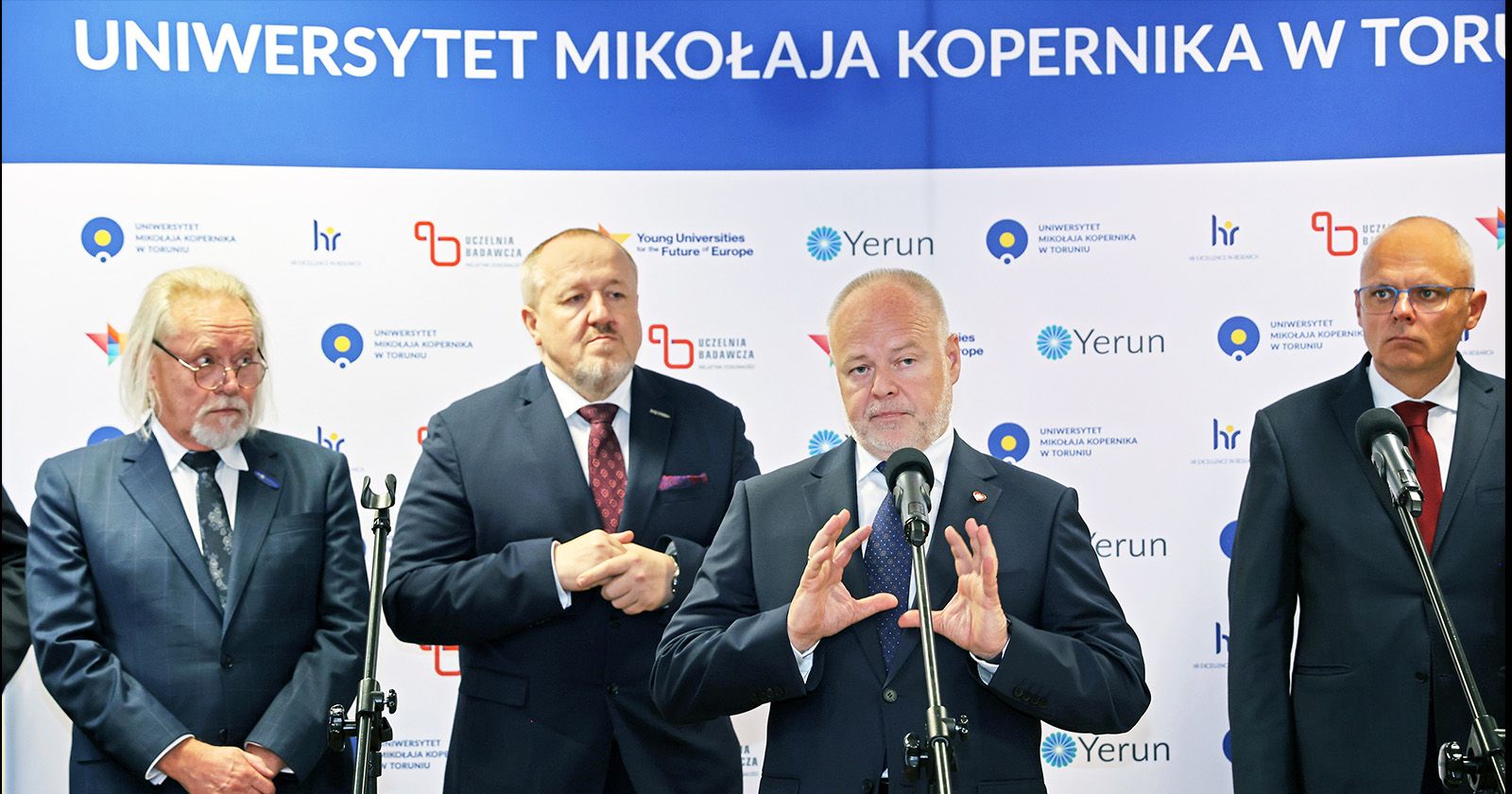 Od lewej: prof. Andrzej Tretyn, prof. Jerzy Małachowski, prof. Marek Gzik i Grzegorz Karpiński Na tle reklamowej ścianki uniwersyteckiej stoją od lewej: prof. Andrzej Tretyn, prof. Jerzy Małachowski, prof. Marek Gzik i Grzegorz Karpiński
