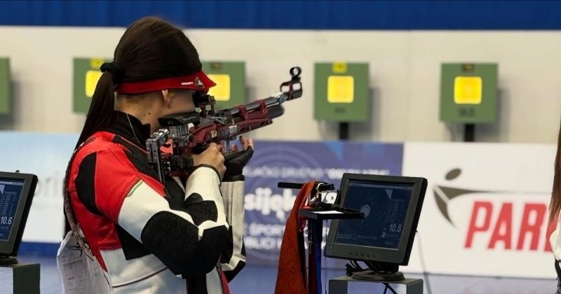 Dla Julii Mikołowskiej to kolejny medal Mistrzostw Europy Zawodniczka mierzy z karabinu sportowego do tarczy, fotograf stoi za jej plecami